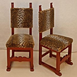 Art.SE.5 - Coppia di sedie neo rinascimentali in legno di noce smaltato rosso. Toscana fine 800,rivestite con tessuto Etro.