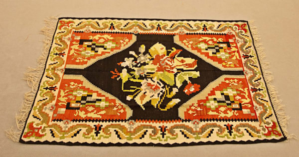 Art.TAP.2 - Kilim Karabag, Turchia 1950/60 circa, trama e ordito in lana, lavato e restaurato. Misura cm 202 x 137.