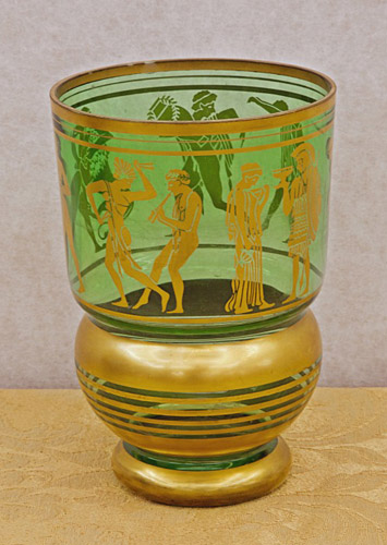 Art.VEC.7 - Vaso art decò in vetro verde, decori e figure color oro. Francia 1920 circa. Presenta piccola sbreccatura sul bordo esterno. Misure: diametro 14 x h 22 cm.